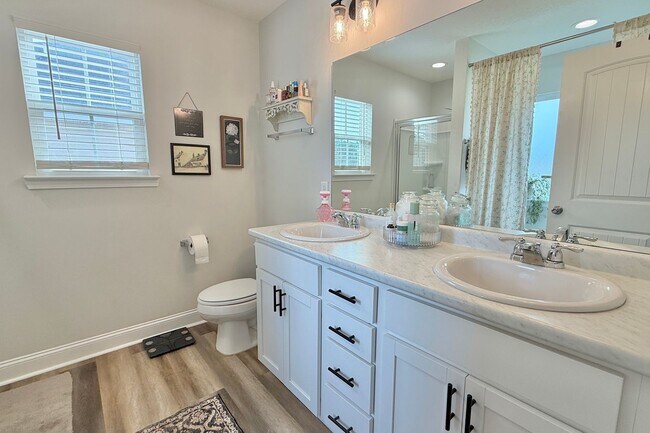 Building Photo - AVAILABLE EARLY MAY 2026! (Pet Friendly)