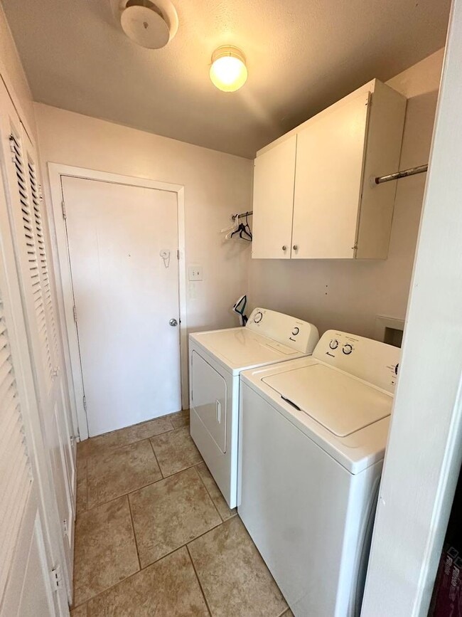 Building Photo - 3 Bed 1.5 Bath Ready to Rent!
