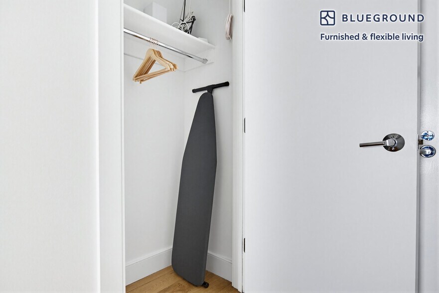 Building Photo - 230 E 44th St