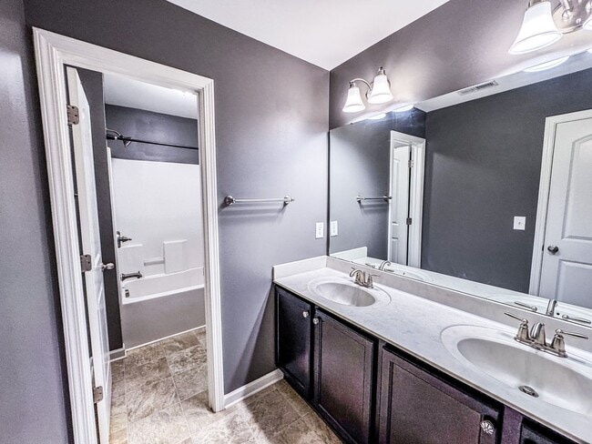 Building Photo - Gorgeous 3 Bed 2.5 Bath Plus Loft Home on ...