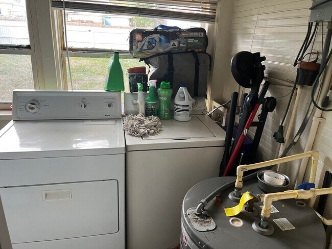 Building Photo - 821 Newton Ave S