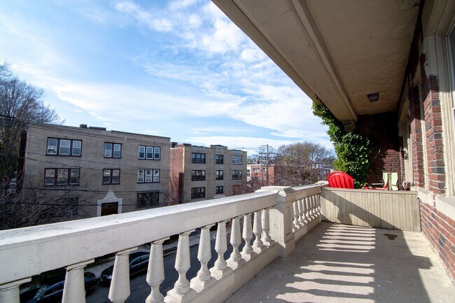 Building Photo - Renovated 2BR apartment with balcony, heat inc. on Brookilne/Allston line!