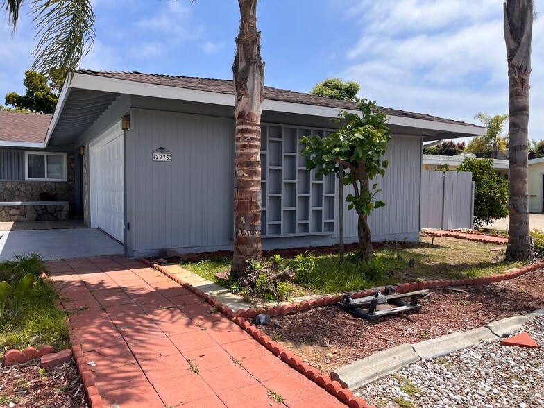 Building Photo - 2975 Governor Dr