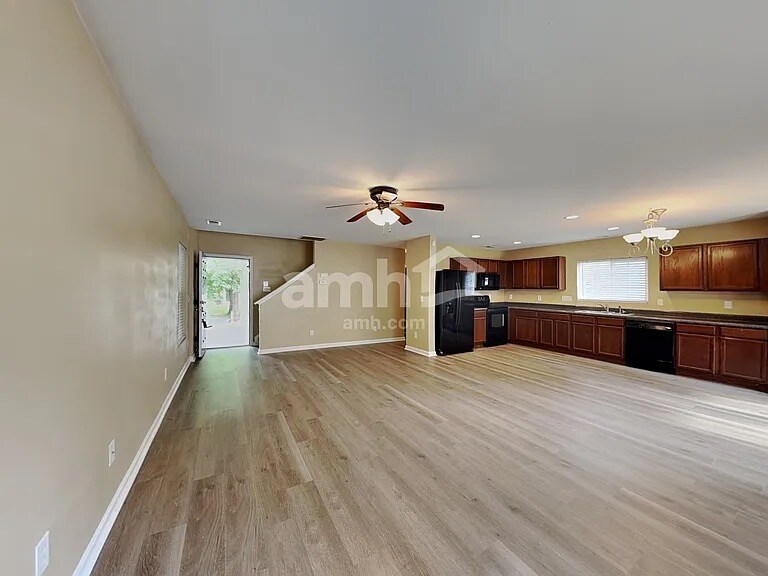 Building Photo - 100 Trayesan Dr