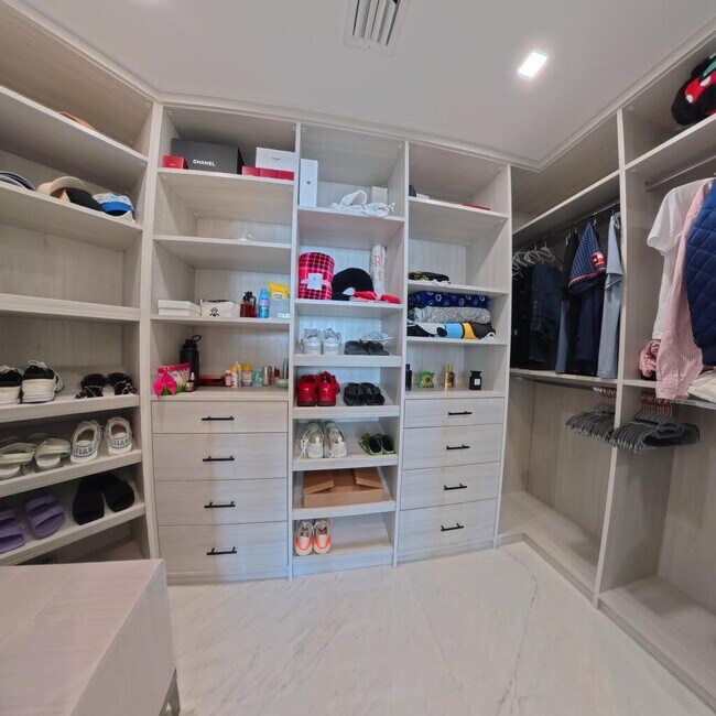 Building Photo - 650 NE 32nd St