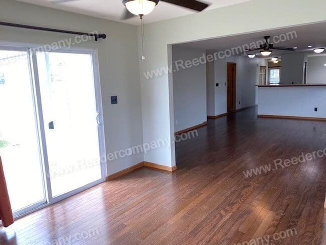 Building Photo - Single level open concept duplex features ...