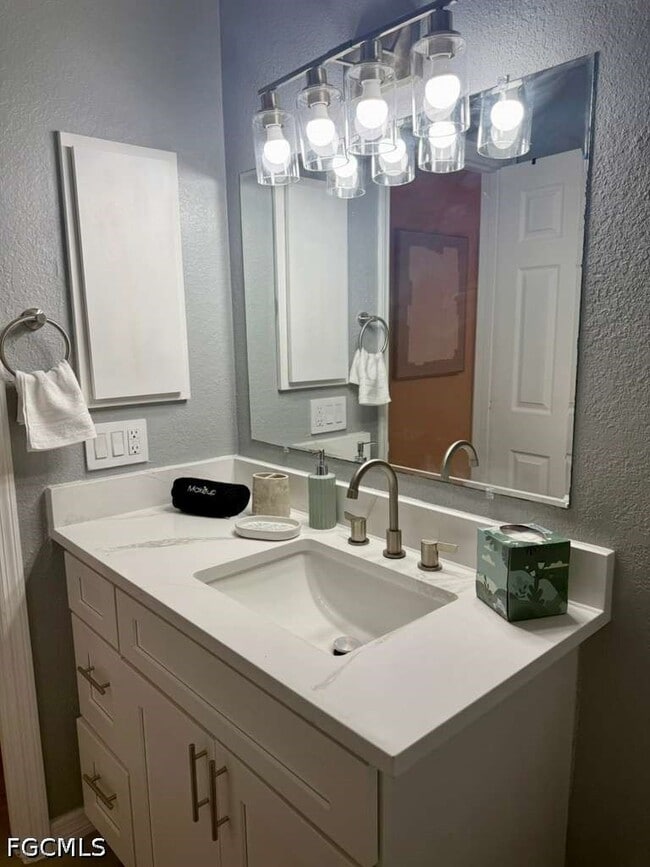 Building Photo - 930 SW 34th St