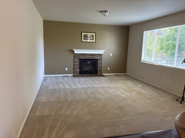 Large open family room - 7440 Sabino Ln