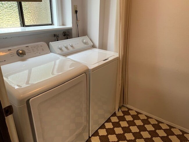 Building Photo - Kenmore House / RENT SPECIAL