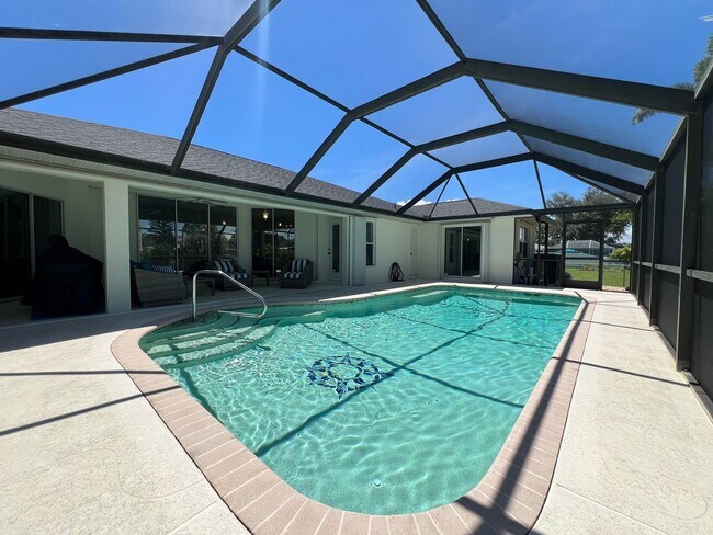 Building Photo - FURNISHED SHORT TERM RENTAL - 3 Bed / 2 Ba...