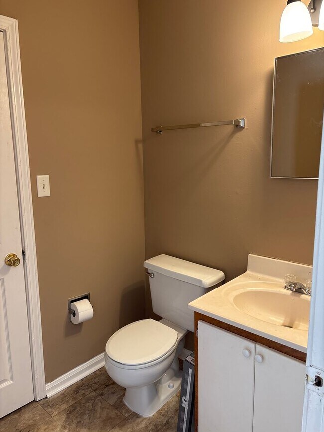 Building Photo - 3 Bedroom Convenient to A&T and Downtown Greensboro!