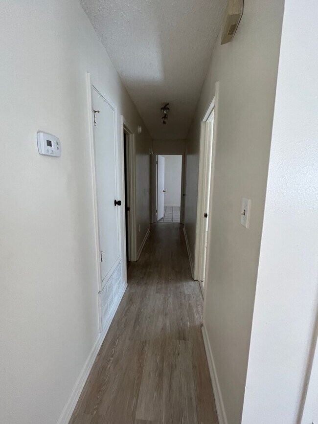 Building Photo - 841 Meadow Ln