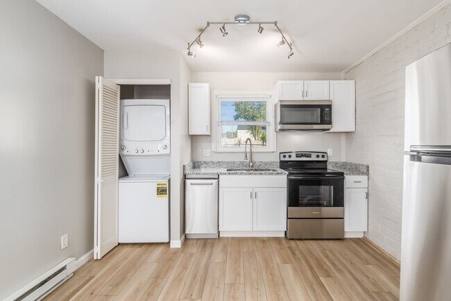 Building Photo - 721 Reinhard Ave