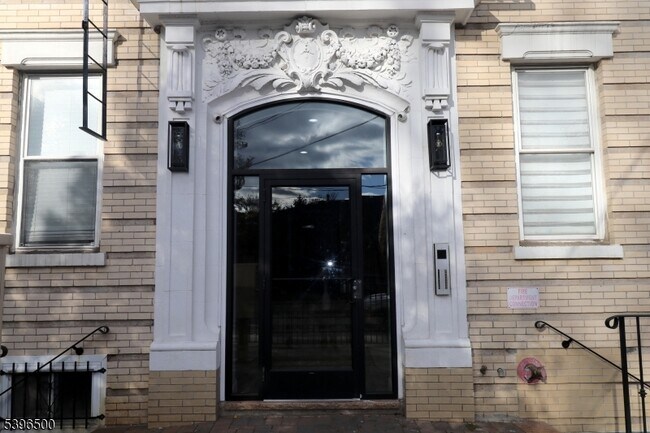 Building Photo - 14 Gouverneur St