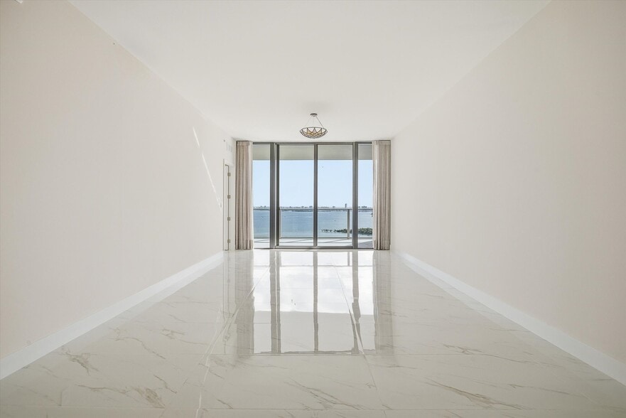 Building Photo - 700 NE 24th St