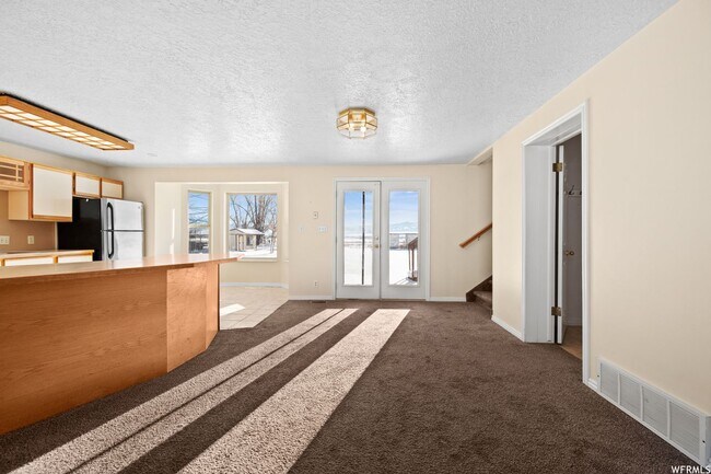 Building Photo - Beautiful home in Eden with amazing views from covered deck and 4 car garage