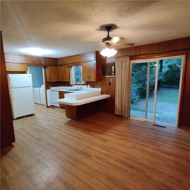 Building Photo - 1351 N Stephens Ave