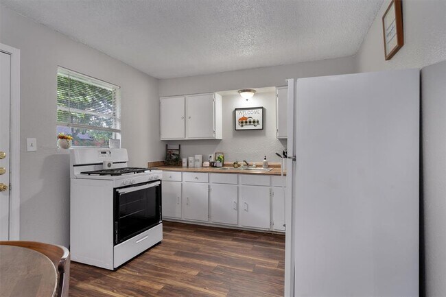Building Photo - 203 E Anderson Ave