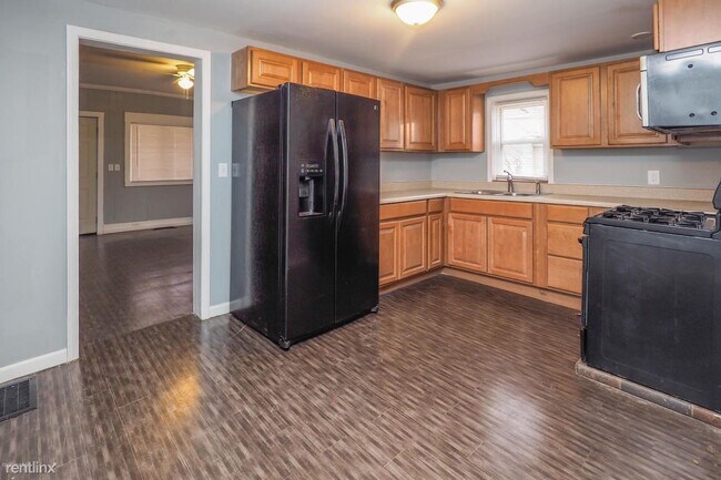 Building Photo - 3 br, 1 bath House - 114 Baker St