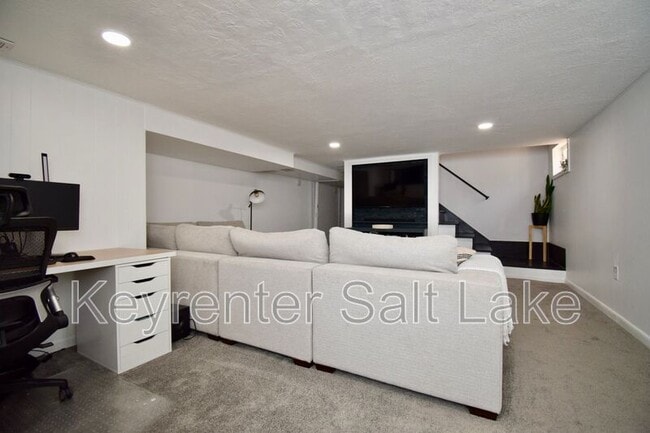 Building Photo - 159 W 2200 S