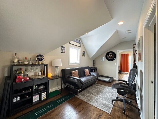 Building Photo - 643 W Belmont Ave