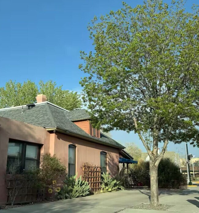 Building Photo - Historic Home 2 Bedroom +office 2 Baths, a...