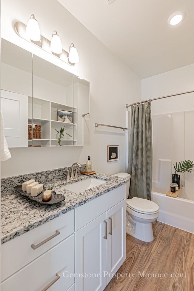 Building Photo - Darling 3 Bed 2.5 Bath Townhome located in Sugar City