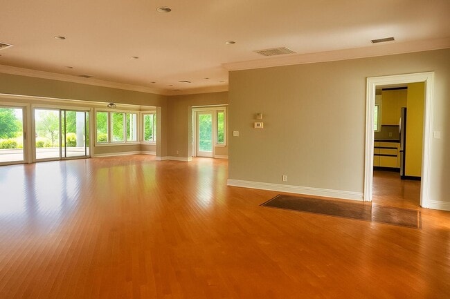 Building Photo - 814 N Golfview Rd