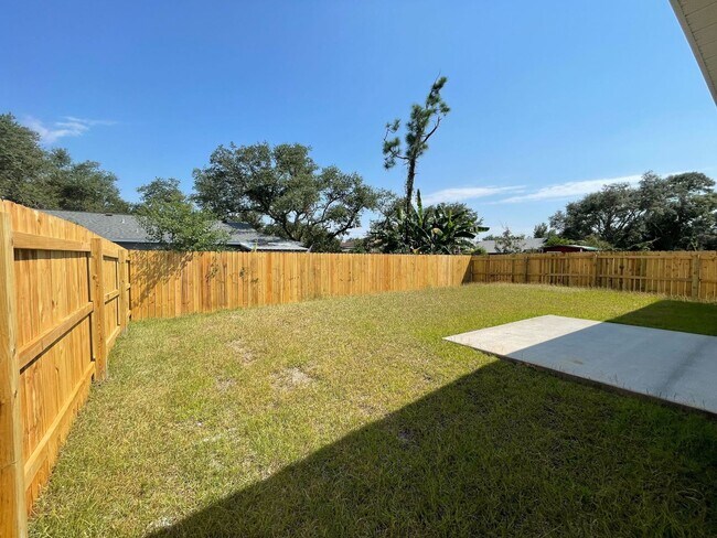 Building Photo - Spacious 3BR/2BA Home with Move-In Special...
