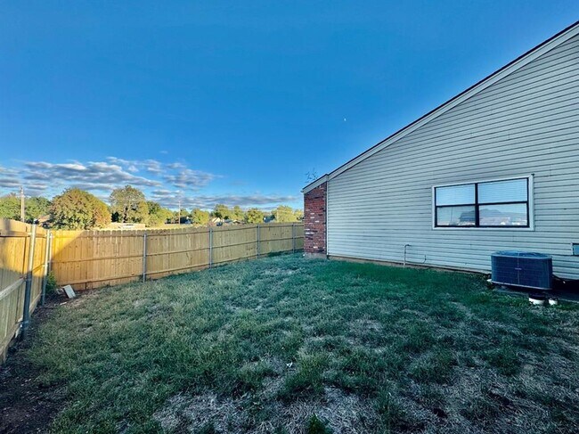 Building Photo - 925 Swan Lake Ct