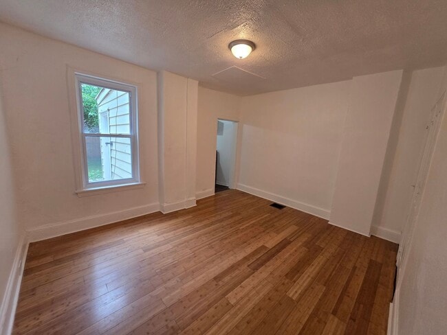 Building Photo - 916 N Spruce St
