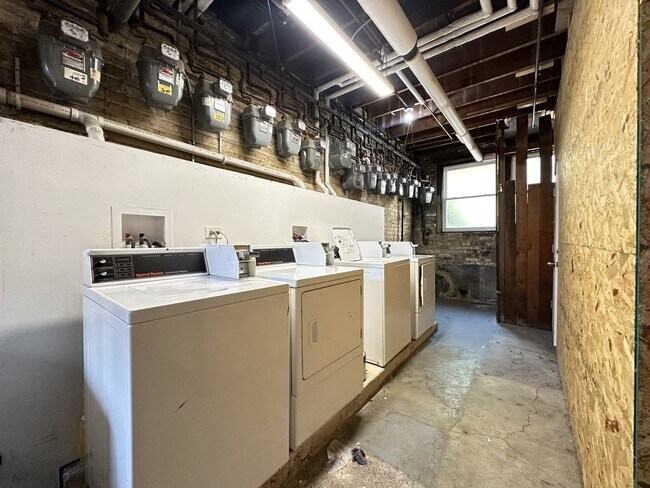 Building Photo - 4824 W Addison St