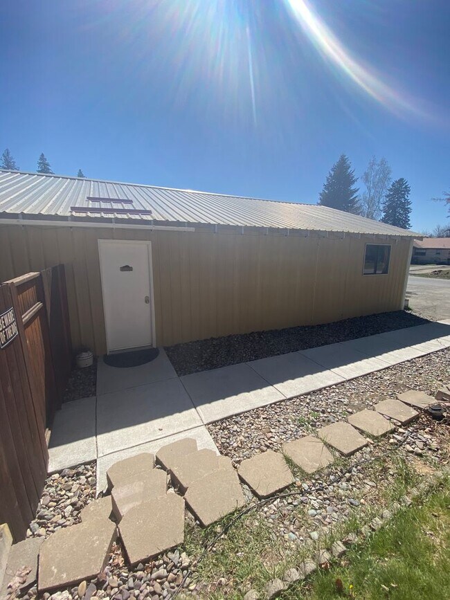 Building Photo - Adorable studio with large garage and work...