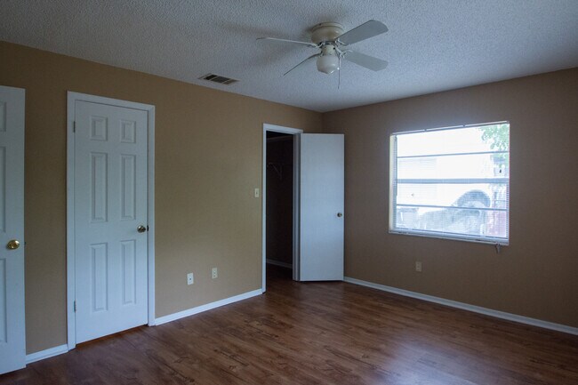 Building Photo - Just Listed 2/1 half duplex home!