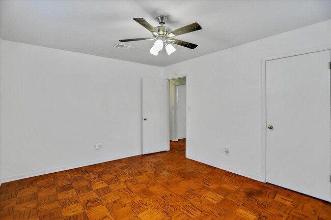 Building Photo - 4221/4223 Hawthorne Court