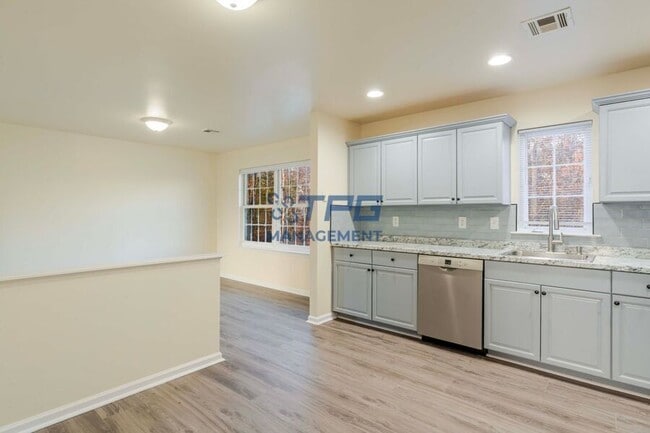 Building Photo - 33 Viking Ave