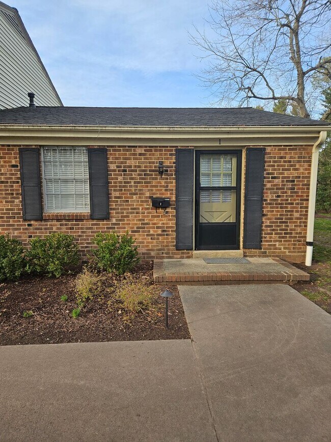 Building Photo - 1002 Willow Dr