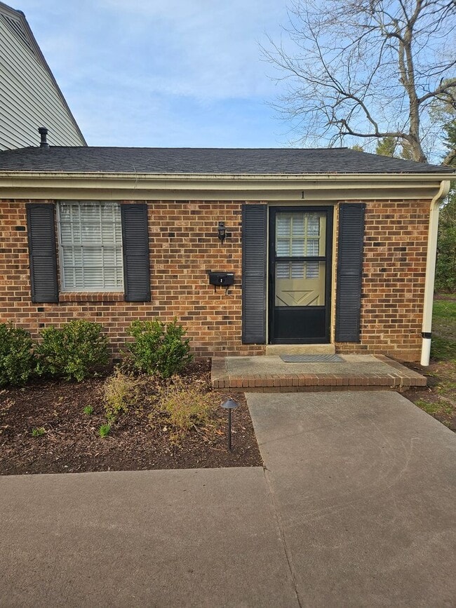 Building Photo - Quiet End-Unit Condo | Walk to University Place!