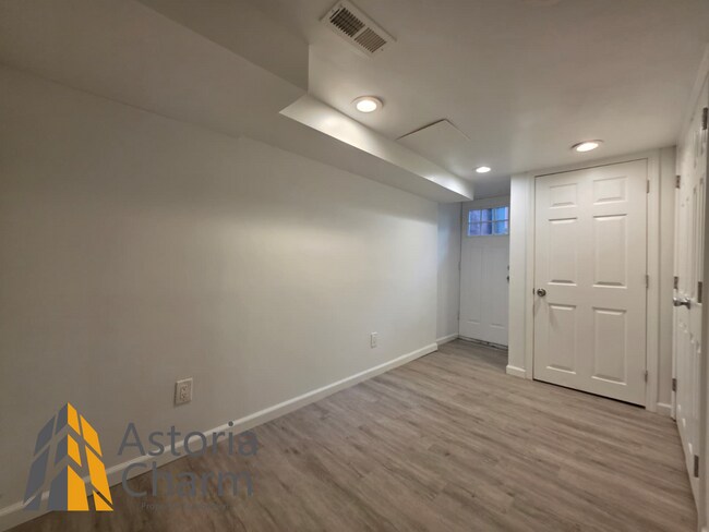 Building Photo - 3 Bedroom End Unit with Finished Basement and Fenced Yard on E 28th Street