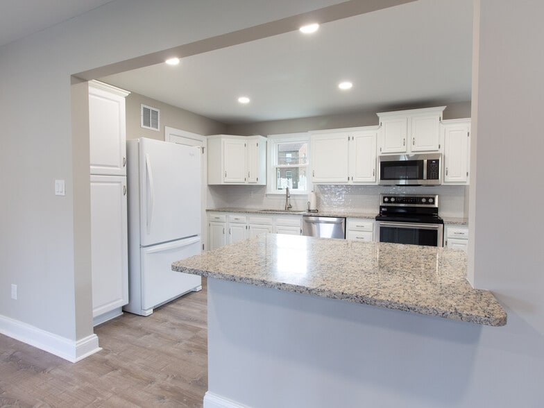 Peninsula Bar / Kitchen - 114 Harding Ave