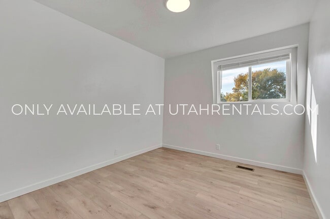 Building Photo - 680 N 400 W