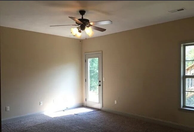 Building Photo - Fresh New Look - 4BR 21/2 Bath