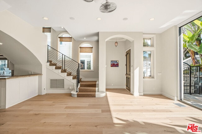 Building Photo - 707 Jasmine Ave