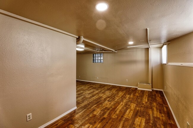 Building Photo - 625 Lewis St