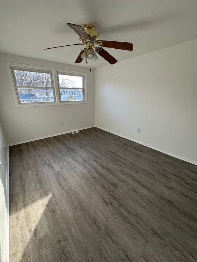 Building Photo - Welcome home- 3 bedroom, 1.5 bath