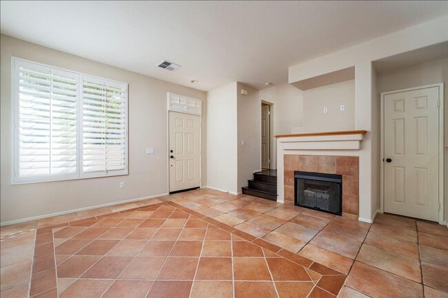 Building Photo - Stevenson Ranch Townhome!  3+2.5+ Loft!  2...