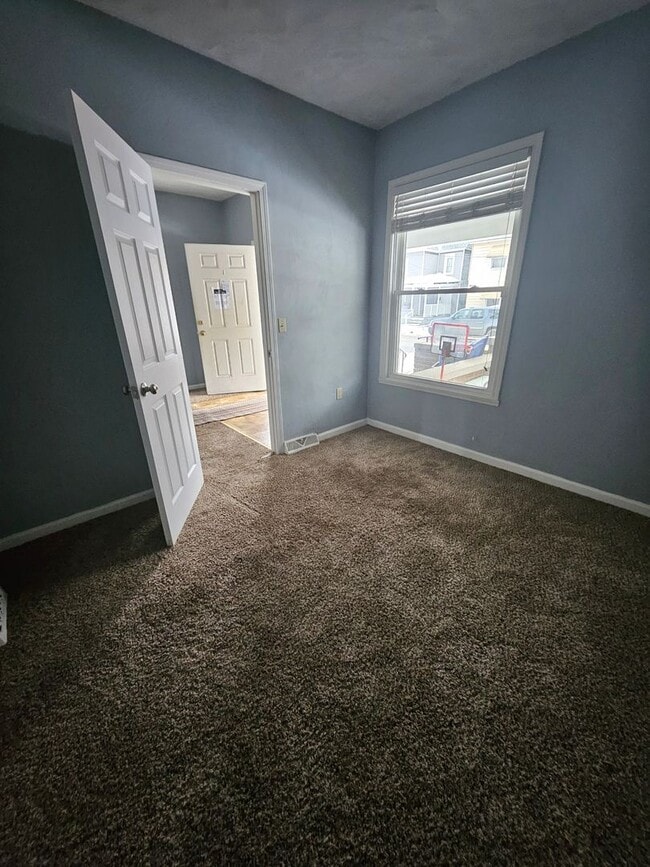 Building Photo - Lower 3 bedroom unit East Side