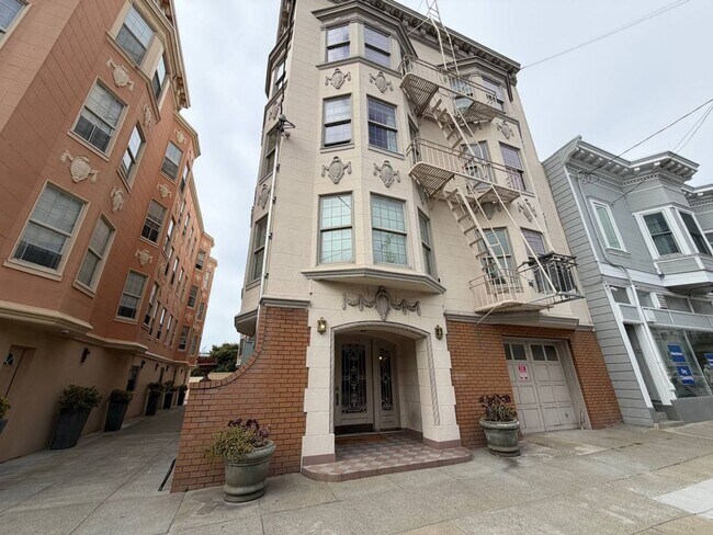 Building Photo - 1734 Greenwich St