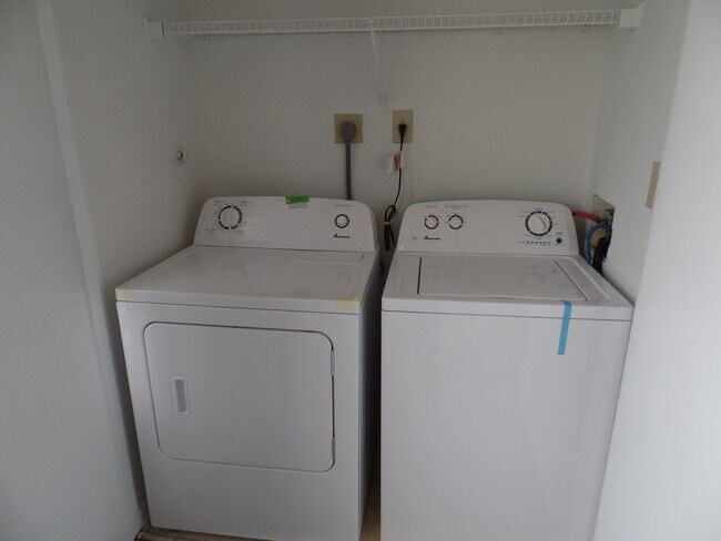 Building Photo - 2851 N Oakland Forest Dr