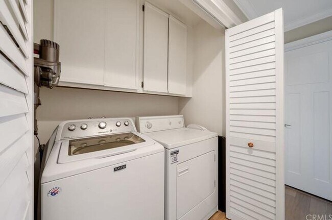 Building Photo - Beautiful Update 2 Bedroom 2 Bathroom Condo